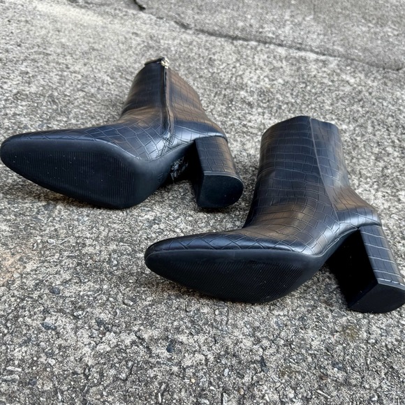 H &‎ M Boots Women's Sz 9 Black Vegan Crocodile Print Ankle Boot Stacked Heel - Picture 8 of 12